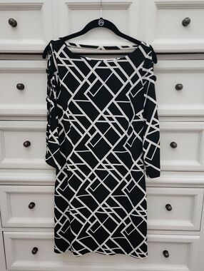 Jessica Simpson Black & White Geometric Cold-Shoulder Dress 6